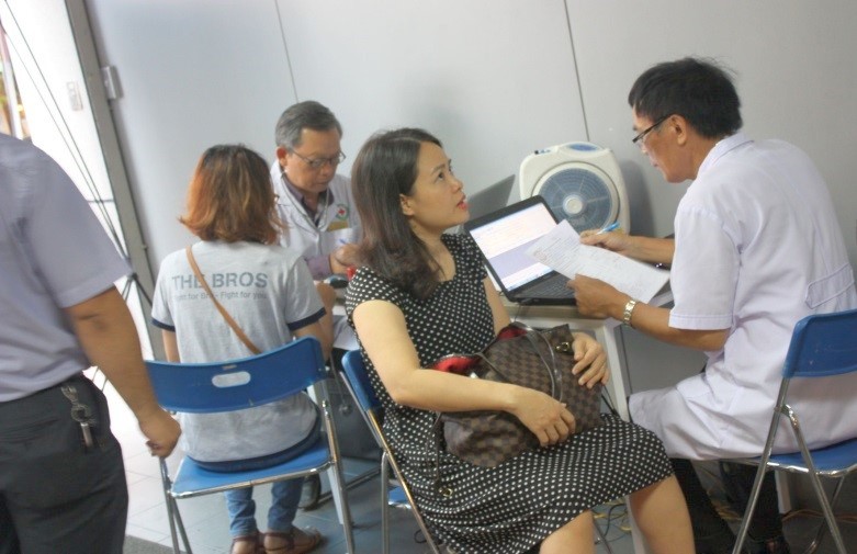 Các bác sĩ tư vấn, khám sức khỏe và lấy thông tin trước khi Hiến máu