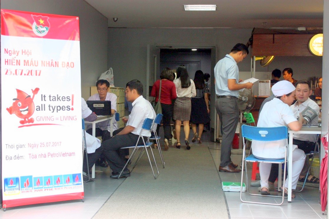 Các bác sĩ tư vấn, khám sức khỏe và lấy thông tin trước khi Hiến máu